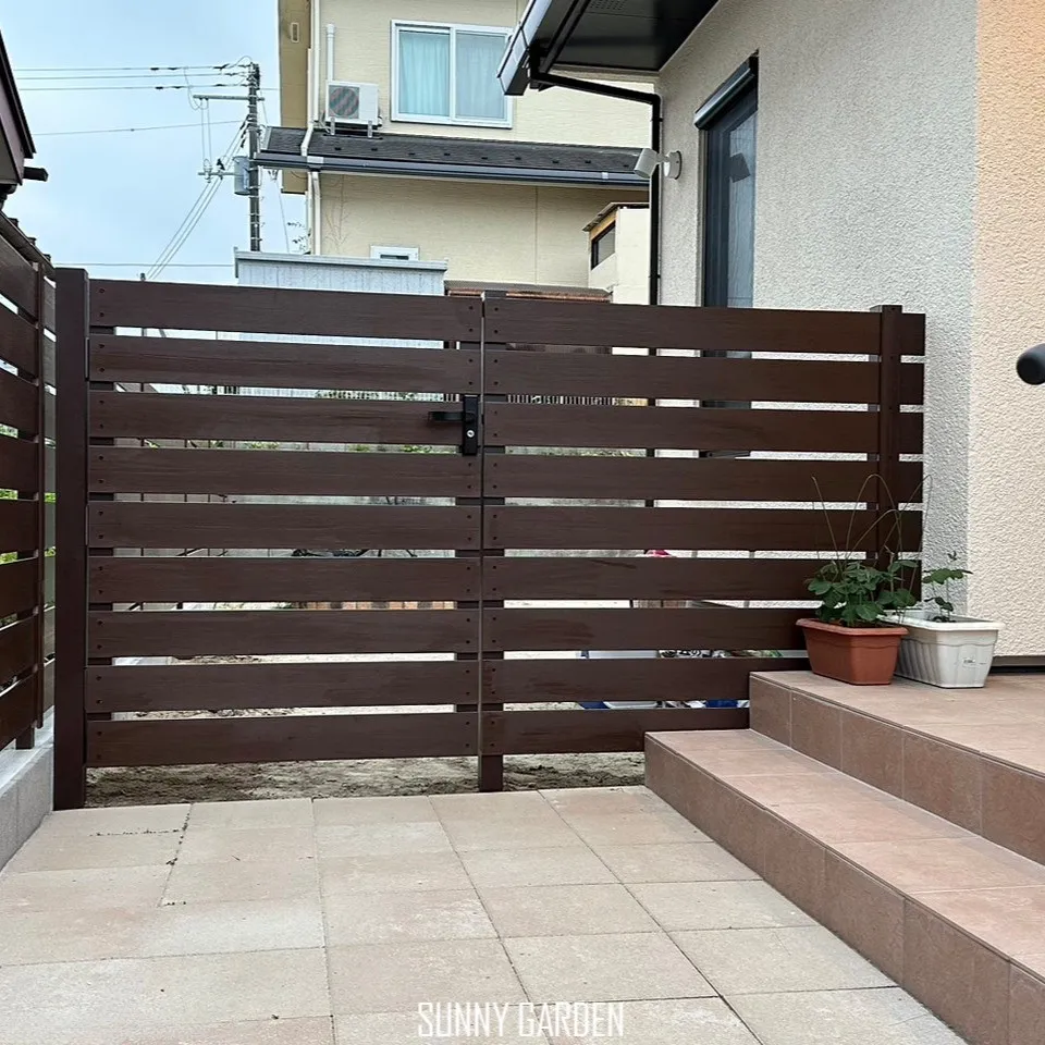 🏡目隠しフェンスとお揃いの門扉で、統一感のあるやさしいお庭に...