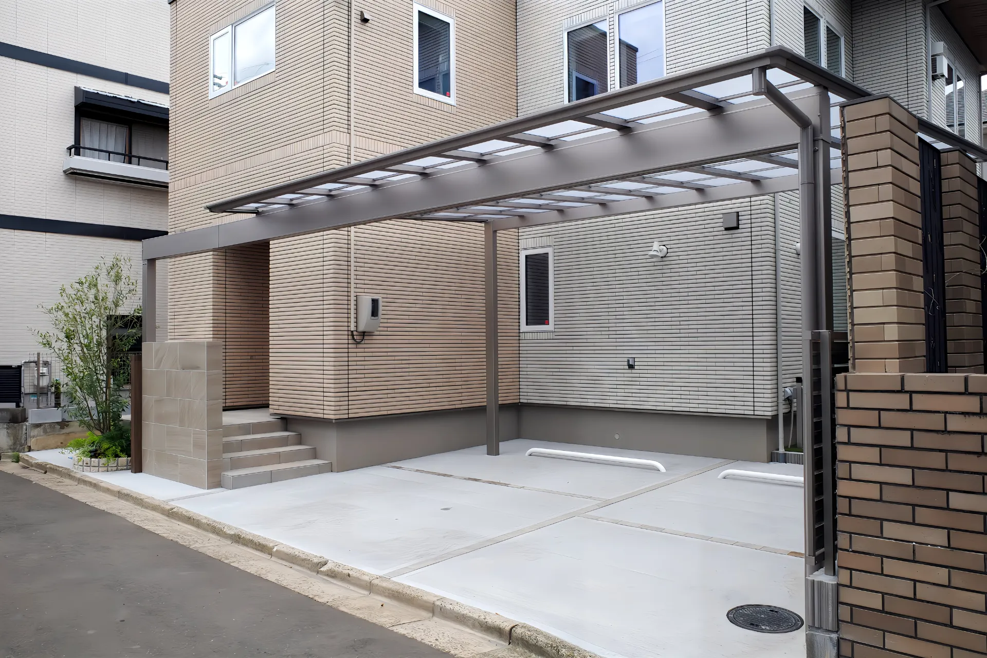 ナチュラルモダンなカーポートと門まわりで彩る新築外構